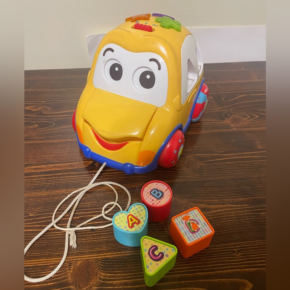 Rhymes and sorter car for toddler. Spanish language toy.
